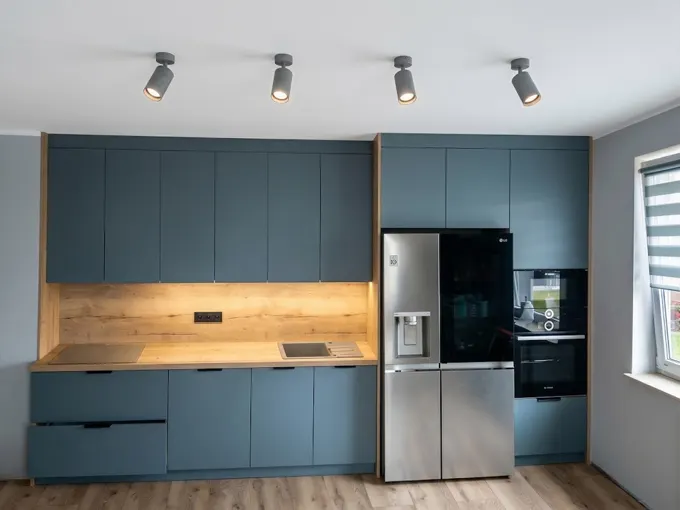 Grafitowa kuchnia z drewnianą wnęką
